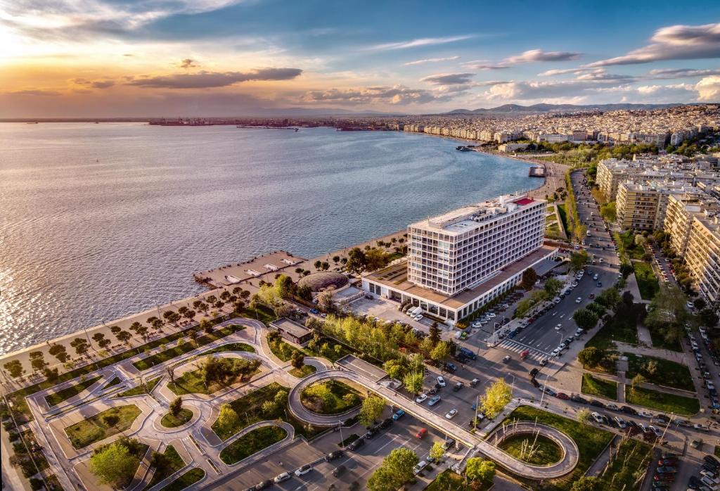 makedonia_palace.jpg